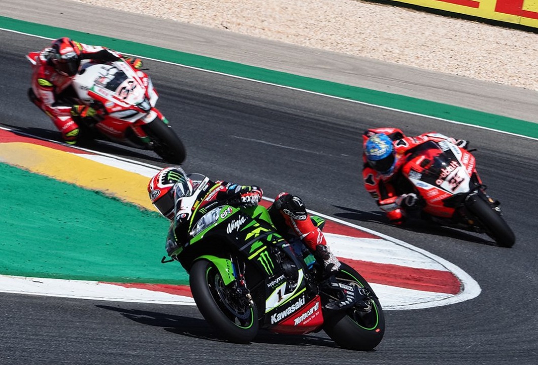 Jonathan Rea leading a World Superbike race in 2018